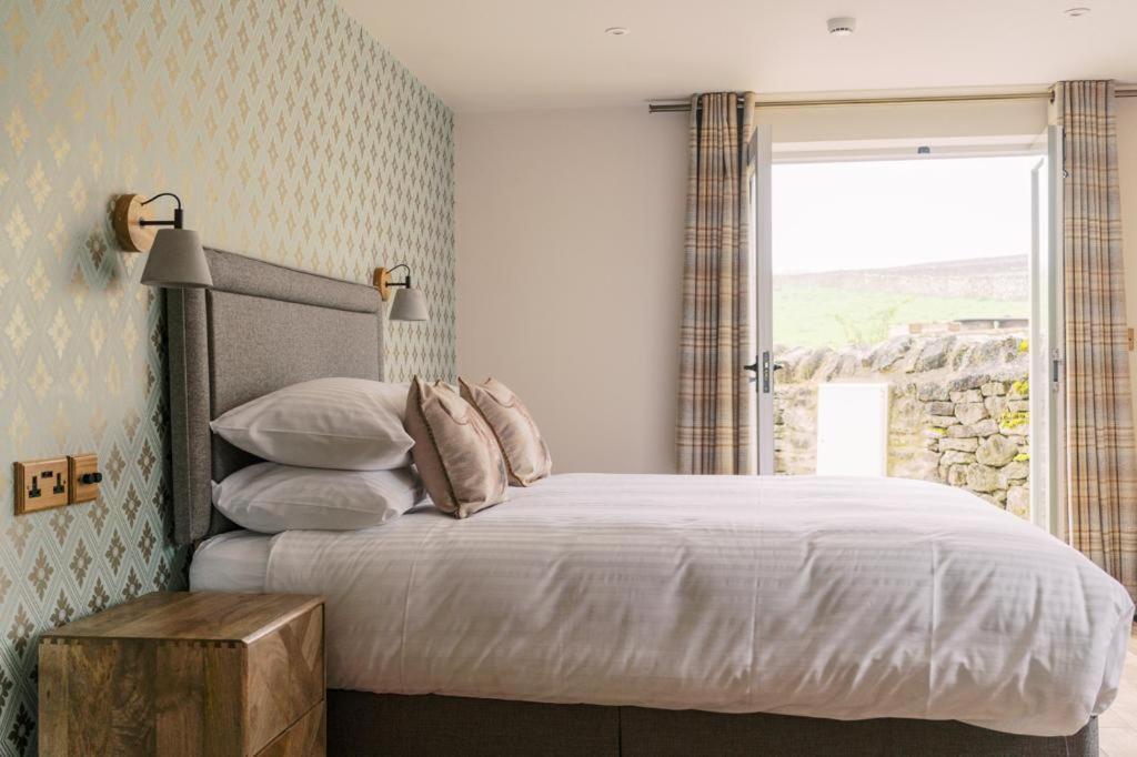 The Blind Bull Hotel Little Hucklow Bagian luar foto